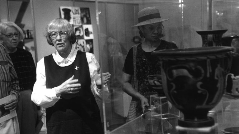 Lucy Turnbull discusses a piece from the University Museum’s collection of Greek and Roman artifacts with museum visitors in the early 1990s. Photo by Ole Miss Digital Imaging 
